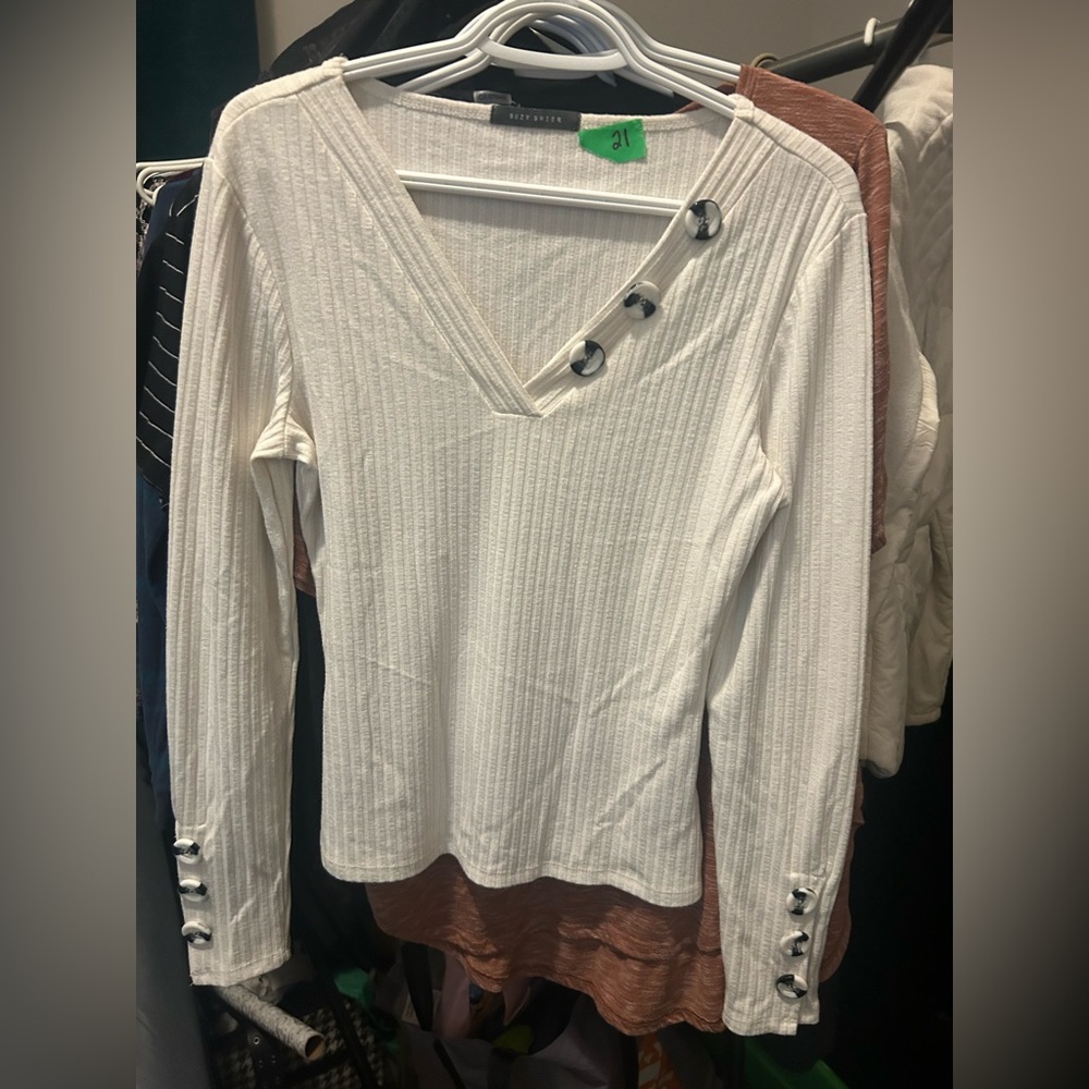Suzy Shier PTP 21 White V-Neck Button Detail Women's Top